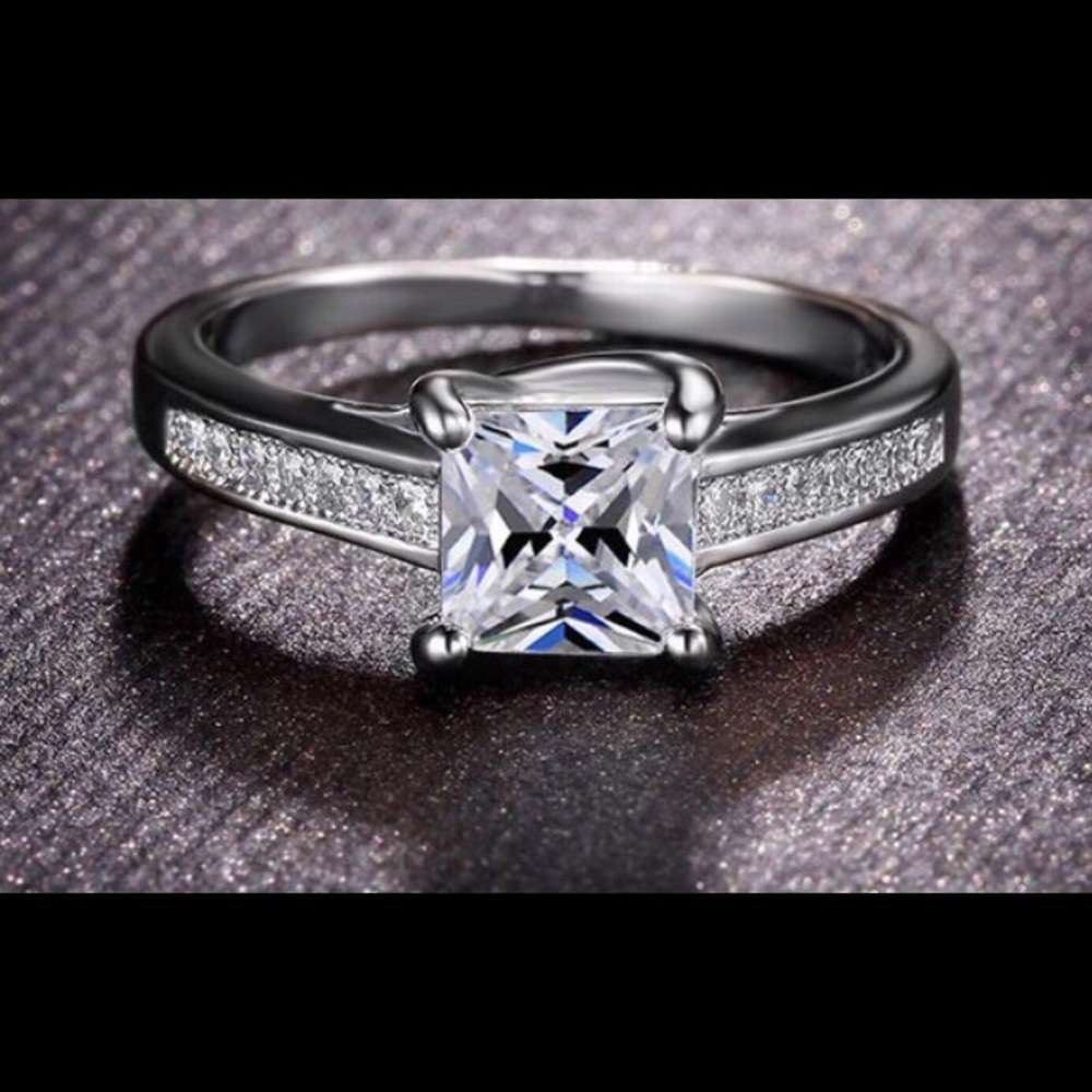 ✨BEAUTIFUL PRINCESS CUT CZ RING✨ - Picture 1 of 3